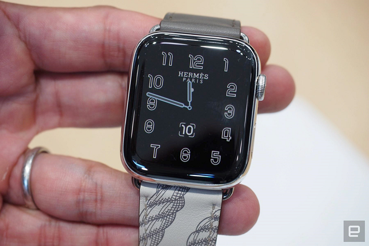 Cận cảnh một chiếc Apple Watch Series 5 phiên bản Hermes. Ảnh: Engadget.