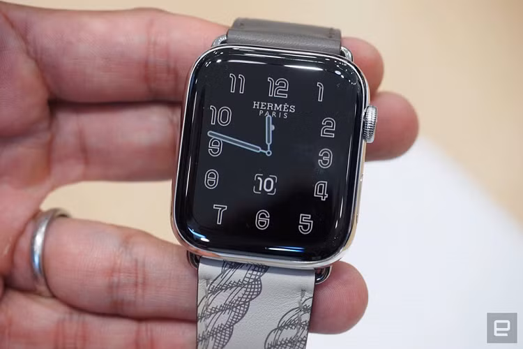 Cận cảnh một chiếc Apple Watch Series 5 phiên bản Hermes. Ảnh: Engadget.