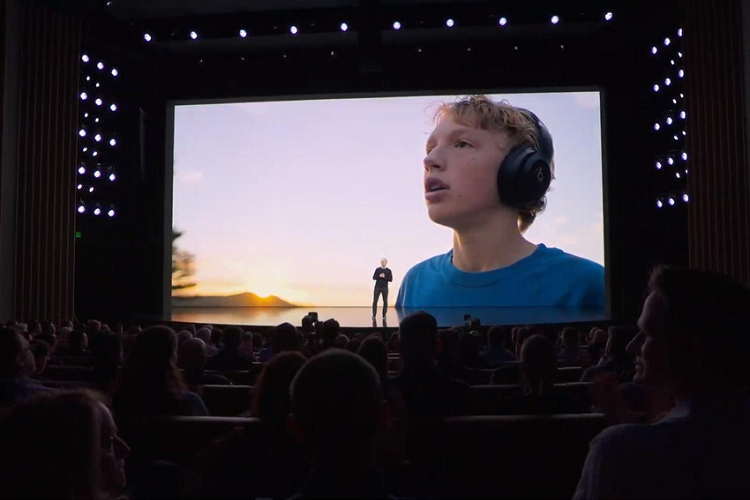 Trước khi giới thiệu Apple Watch Series 5, Tim Cook đã cho trình chiếu một bộ phim ngắn để nói về sứ mệnh của chiếc đồng hồ thông minh. Những sản phẩm của Apple đã giúp người dùng tích cực hơn trong việc luyện tập thể dục, nâng cao sức khỏe thông qua việc đưa ra các thông số, nghe nhạc...