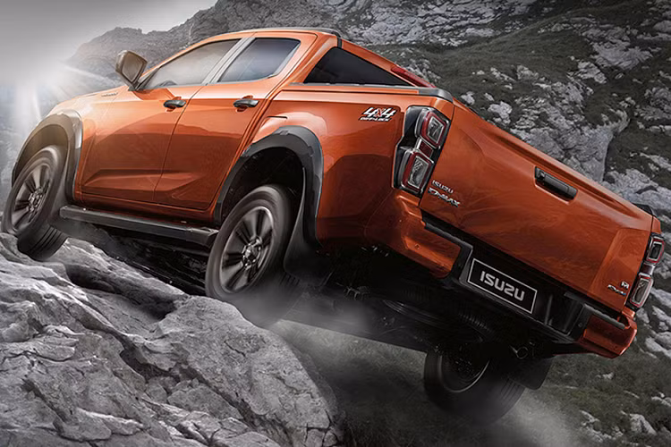 Đèn và cần gạt nước mưa tự động, ghế trước có tựa đầu an toàn có thể tự bật ra để giới hạn khoảng di chuyển của đầu tài xế khi xe bị đâm bất ngờ từ phía sau, đệm ghế polyurethane MDI giảm mệt mỏi trên hành trình dài và điều chỉnh điện 8 hướng tùy chọn cho người lái.