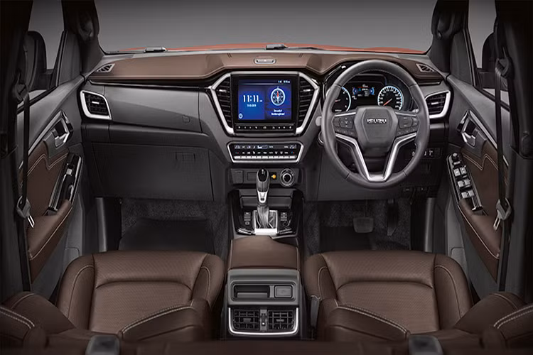 Trang bị hai bên là đèn pha mảnh hơn có sẵn với công nghệ bi-LED, được trang bị đèn chạy ban ngày LED tạo hình chữ U. Ở bên dưới, cụm sương mù được xếp chồng lên nhau với thiết kế thể thao đầy góc cạnh. Tất cả những nâng cấp này chỉ dành cho các phiên bản hàng đầu, trong khi các biến thể khác thấp hơn có tản nhiệt nhỏ hơn và cản trước thông thường hơn. Về mặt thẩm mỹ, D-Max mới có được vòm bánh xe mượt mà hơn.