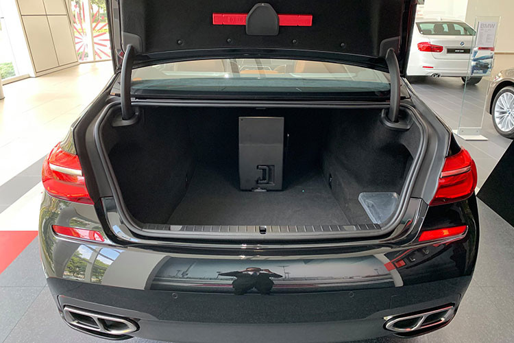 Tại thời điểm ra mắt, khi BMW M760Li xDrive về Việt Nam và để ra biển trắng, động cơ V12 của M760Li xDrive gánh rất nhiều thuế đặc biệt là thuế TTĐB lên đến 150% áp dụng cho xe có dung tích trên 6.000cc.