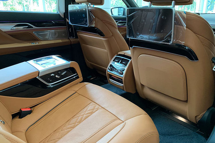 Trong tương lai, các quy định về tiêu thụ nhiên liệu và khí thải sẽ ngày càng được siết chặt hơn, điều này bắt buộc các hãng xe sang phải thay đổi hoặc từ bỏ động cơ cỡ lớn, thay vào đó là down dung tích/ giảm xy lanh và áp dụng công nghệ điện-khí-hoá.