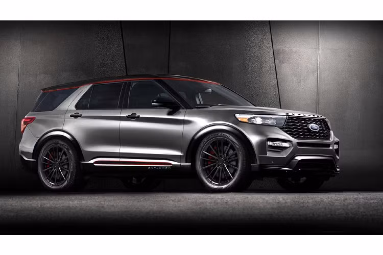 Ở Explorer, phiên bản nâng cấp Blood Type Racing Explorer Hybrid được trang bị tấm ốp bảo vệ gầm từ Ford Performance, mâm hợp kim 20 inch Ace Alloy AFF09, lốp Toyo Tires Open Country A/T II và ống xả Borla. Hơn nữa, chi tiết giúp chiếc crossover xăng-điện nổi bật là nhiều điểm nhấn ngoại thất mạ crôm tối màu khác nhau và thanh gá nóc Yakima.