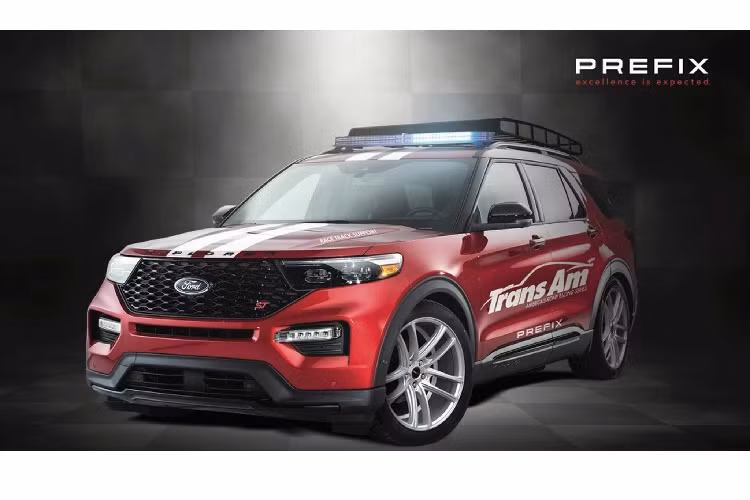 Trong khi đó, CGS Performance bản độ từ Ford Explorer phiên bản ‘’ST’’ hàng đầu được trang trí thể thao nhất với hệ thống ống xả Borla, mâm Savini kích thước lên đến 24 inch đi cùng với bộ lốp Pirelli P-Zero lớn không kém. Thay đổi bên ngoài bao gồm nước sơn màu xám và các chi tiết màu đỏ dọc theo mái và các bên thân dưới của chiếc SUV.