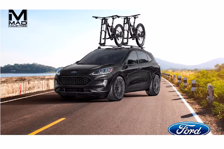 Cuối cùng là MAD Industries Escape, đây được xem là bản độ Escape mang vẻ ngoài năng động nhất trong 03 chiếc Escape mà Ford sắp trưng bày ở SEMA 2019. Tương tự như chiếc LGE-CTS Motorsports Urban Escape, MAD Industries Escape cũng được nâng cấp phuộc của Eibach, thanh gá nóc (phụ kiện Ford).