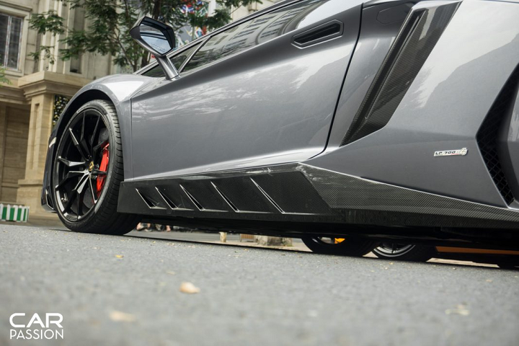 Điểm nhấn ở đuôi xe là 4 họng xả hình tròn độc đáo, thực chất hệ thống ống xả nguyên bản đã được thay thế bằng hệ thống ống xả Frequency Intelligent Exhaust thuộc phiên bản Volcano với vật liệu chế tạo bằng titanium có khả năng đổi màu khi gặp phải nhiệt độ lớn.