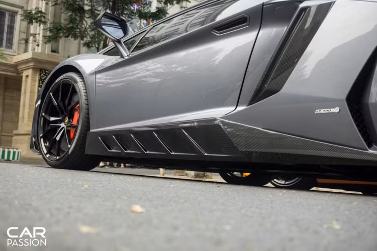 Điểm nhấn ở đuôi xe là 4 họng xả hình tròn độc đáo, thực chất hệ thống ống xả nguyên bản đã được thay thế bằng hệ thống ống xả Frequency Intelligent Exhaust thuộc phiên bản Volcano với vật liệu chế tạo bằng titanium có khả năng đổi màu khi gặp phải nhiệt độ lớn.