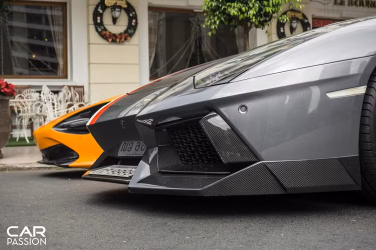Gói độ Novitec Torado trên Lamborghini Aventador mang đến một líp trước bằng sợi carbon được ốp vào phần cản trước hầm hố nguyên bản, hai hốc gió hông với phần viền ốp sợi carbon.
