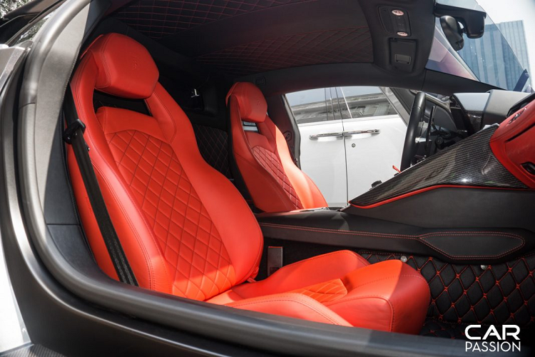 Bảng điều khiển trung tâm, táp-pi cửa hay bệ bước chân đều được ốp sợi carbon. Siêu phẩm Lamborghini Aventador LP700-4 có 3 chế độ lái khác nhau bao gồm: Strada, Sport và Corsa, trong khi đó, phiên bản nâng cấp Aventador S được trang bị thêm chế độ lái Ego.