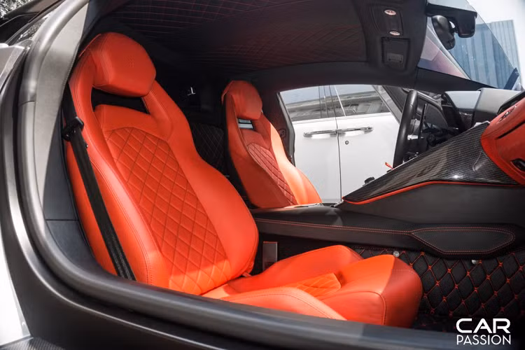 Bảng điều khiển trung tâm, táp-pi cửa hay bệ bước chân đều được ốp sợi carbon. Siêu phẩm Lamborghini Aventador LP700-4 có 3 chế độ lái khác nhau bao gồm: Strada, Sport và Corsa, trong khi đó, phiên bản nâng cấp Aventador S được trang bị thêm chế độ lái Ego.