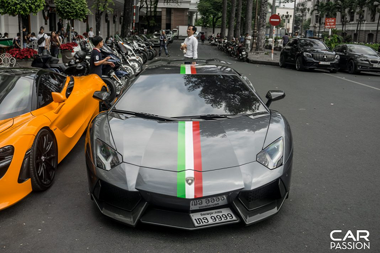 Với lớp sơn xám Grigio Estoque, chiếc Aventador này khiến không ít người nhầm lẫn với một chiếc Aventador khác có cùng màu sơn tại Việt Nam nhưng hiện đang được dán đen mờ toàn bộ thân xe. Bên cạnh đó, chiếc Aventador LP700-4 độ Novitec Torado này gây ấn tượng mạnh với biển kiểm soát “tứ quý 9” đẹp mắt.