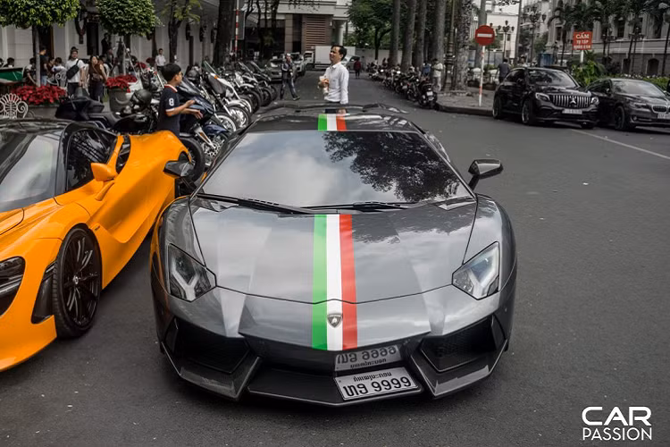 Với lớp sơn xám Grigio Estoque, chiếc Aventador này khiến không ít người nhầm lẫn với một chiếc Aventador khác có cùng màu sơn tại Việt Nam nhưng hiện đang được dán đen mờ toàn bộ thân xe. Bên cạnh đó, chiếc Aventador LP700-4 độ Novitec Torado này gây ấn tượng mạnh với biển kiểm soát “tứ quý 9” đẹp mắt.