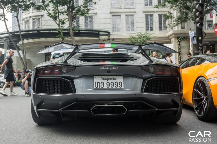 Khoang nội thất ấn tượng khi sử dụng tông màu đỏ làm chủ đạo, ghế ngồi được bọc da cao cấp với logo Lamborghini dập nổi. Vô-lăng được ốp sợi carbon, lẫy chuyển số “zin” được thay bằng lẫy carbon và cụm đồng hồ phía sau được ốp sợi carbon.