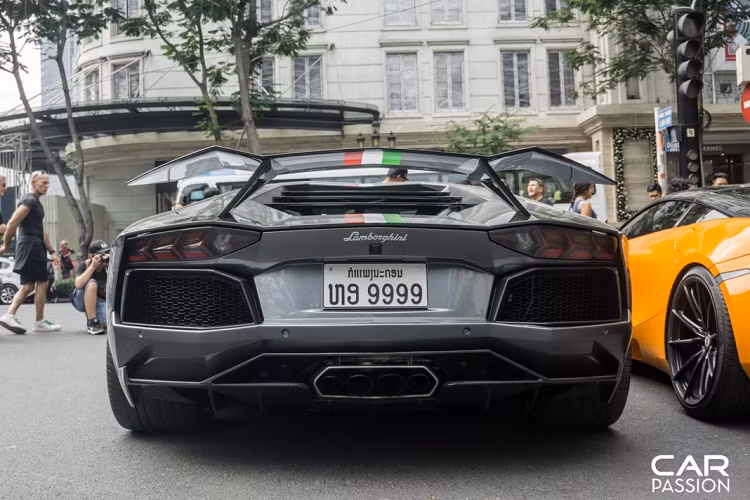 Khoang nội thất ấn tượng khi sử dụng tông màu đỏ làm chủ đạo, ghế ngồi được bọc da cao cấp với logo Lamborghini dập nổi. Vô-lăng được ốp sợi carbon, lẫy chuyển số “zin” được thay bằng lẫy carbon và cụm đồng hồ phía sau được ốp sợi carbon.