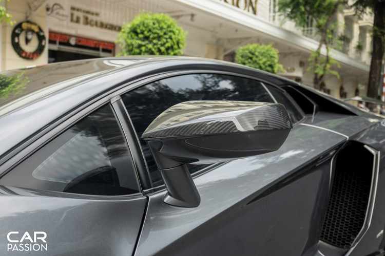 Đuôi xe hầm hố với cụm đèn hậu hình xương cá được bổ sung thêm bộ khuếch tán gió, hai hốc thông gió phía sau được ốp viền carbon. Cánh gió lớn có thiết kế mỏng theo hướng chúc xuống, kết hợp cùng cánh gió nguyên bản tạo thành hệ thống cánh gió kép, mang đến độ ổn định tối đa cho thân xe khi vận hành ở tốc độ cao. Nắp động cơ bằng kính cường lực thay cho nắp động cơ nhựa tiêu chuẩn, khoe vẻ đẹp của khối động cơ V12 bên trong.