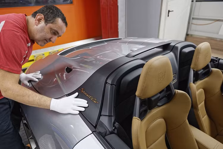 Sau đó 3 năm vào 2016, chiếc 911 R chính thức xuất hiện với tư cách một sản phẩm tôn vinh thế hệ tiền nhiệm từ năm 1967.