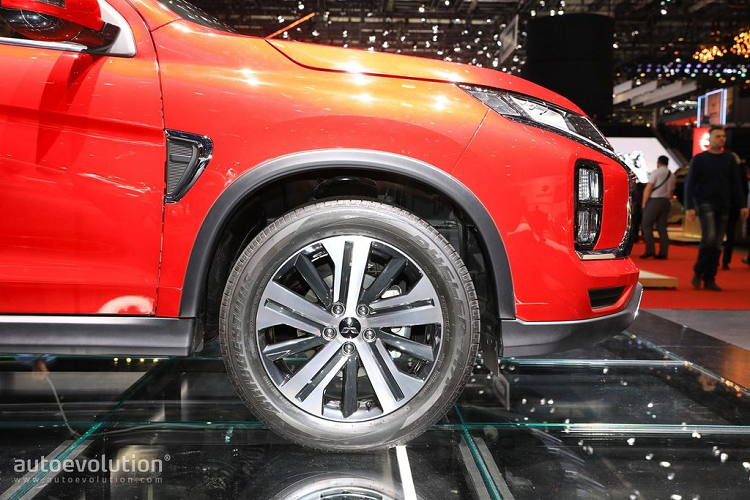 Cụ thể hơn, cụm đèn của chiếc crossover được đánh giá ở mức “yếu” hay “tạm chấp nhận”. Đây có lẽ là điểm đáng thất vọng trên Eclipse Cross, nhất là khi tất cả các bài thử va chạm khác đều đạt số điểm rất cao.