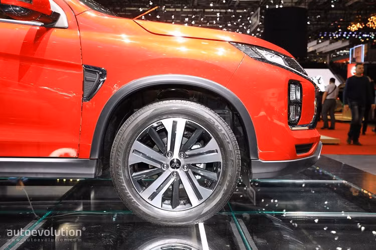 Cụ thể hơn, cụm đèn của chiếc crossover được đánh giá ở mức “yếu” hay “tạm chấp nhận”. Đây có lẽ là điểm đáng thất vọng trên Eclipse Cross, nhất là khi tất cả các bài thử va chạm khác đều đạt số điểm rất cao.