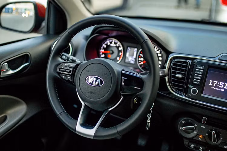 Kia Soluto trang bị động cơ xăng dung tích 1.4 lít CVVT có công suất 94 mã lực, mô men xoắn 133 Nm kết hợp tùy chọn hộp số sàn 5 cấp hoặc hộp số tự động 4 cấp. Tại Việt Nam, Soluto dự đoán sẽ ra mắt với 2 phiên bản số sàn và 1 phiên bản số tự động.