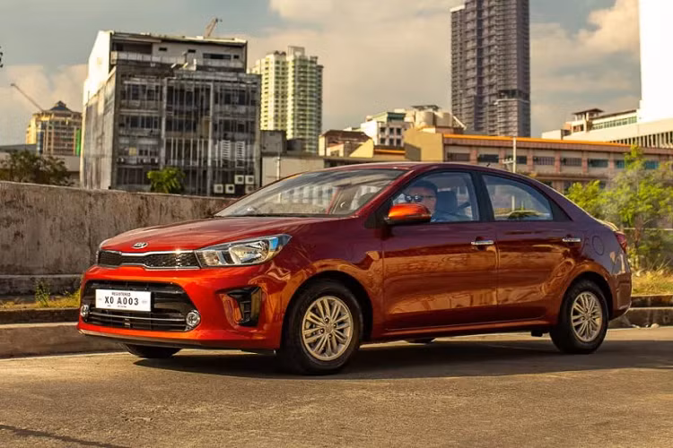 Nội thất Soluto khá đáng giá, hiện đại và không quá bình dân. Vô lăng xe được tích hợp nút bấm đa phương tiện. Ghế bọc giả da 2 tông màu.