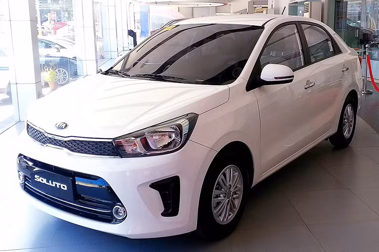 Thiết kế của Kia Soluto mang nhiều nét tương đồng với mẫu xe anh em Rio - vốn đã ngừng bán tại Việt Nam bấy lâu. Xe được trang bị đèn pha dạng halogen, trong khi đèn sương mù nằm ở phần cản trước, hơi lệch về phía trung tâm. Lưới tản nhiệt mũi hổ đặc trưng. Bộ mâm theo xe có kích thước 14 inch.