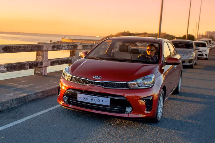 Màn hình giải trí trung tâm dạng cảm ứng, kích thước 7 inch, kết nối Android Auto và Apple CarPlay. Hệ thống âm thanh 6 loa. Mẫu xe Hàn có camera lùi. Xe trang bị 2 túi khí, chống bó chứng phanh và phân bổ lực phanh điện tử EBD.