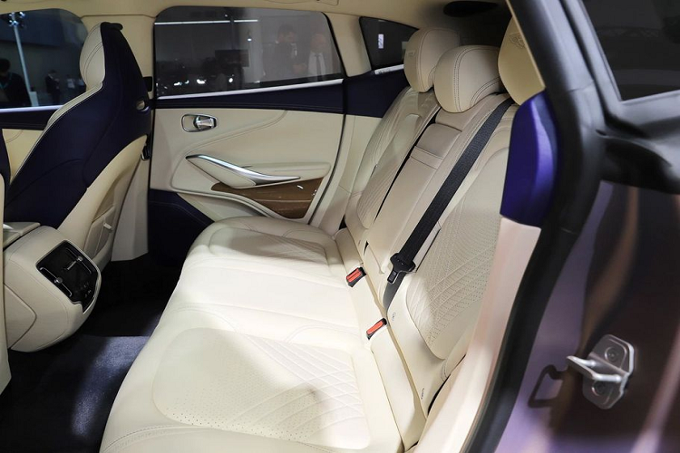 Phần đuôi xe nổi bật với cụm đèn hậu dạng vòng cung, tương tự siêu phẩm Aston Martin Vantage V8. Ngoài ra, phần cản dưới của xe cũng được sơn đen với kích thước lớn và cụm ống xả kép hình tròn kết hợp với cánh gió phía trên nóc mang tới một diện mạo bảnh bao và quyến rũ cho tổng thể xe.