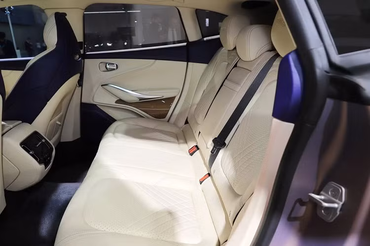 Phần đuôi xe nổi bật với cụm đèn hậu dạng vòng cung, tương tự siêu phẩm Aston Martin Vantage V8. Ngoài ra, phần cản dưới của xe cũng được sơn đen với kích thước lớn và cụm ống xả kép hình tròn kết hợp với cánh gió phía trên nóc mang tới một diện mạo bảnh bao và quyến rũ cho tổng thể xe.