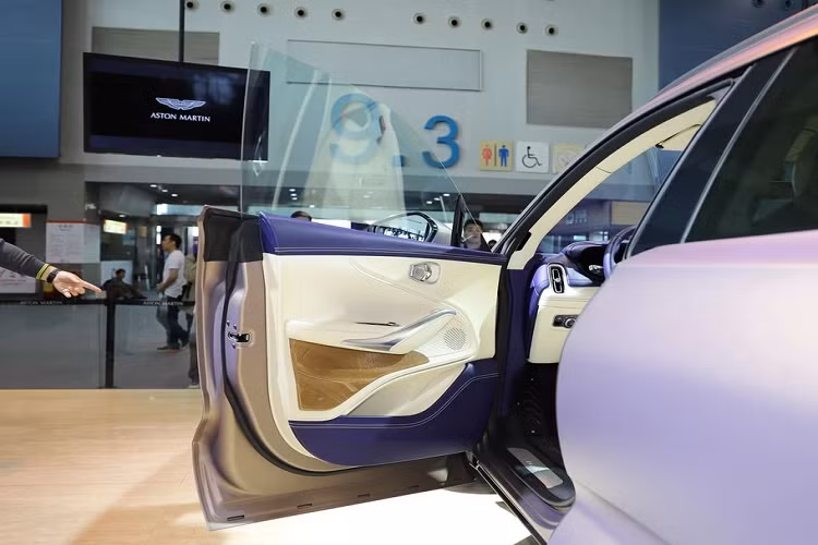 Với phong cách thiết kế bảng điều khiển trung tâm kiểu điện thoại Vertu, hàng phím bấm và điều khiển chứng năng của DBX tập trung hoàn toàn vào người lái, màn hình công cụ 12,3 inch và màn hình cảm ứng 10.25 inch được sử dụng cho hệ thống thông tin giải trí, hỗ trợ kết nối Apple Carplay.