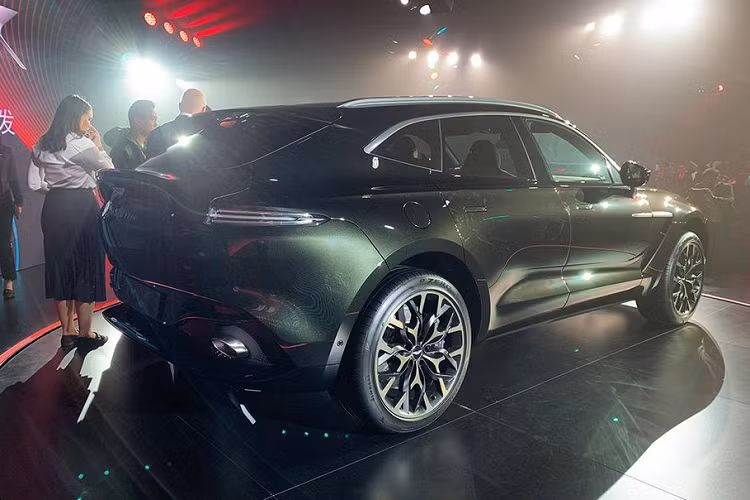 Trên nắp ca-pô, hai đường gân dập nổi kéo dài xuyên suốt từ kính lái tới đầu xe là một điểm nhấn đặc biệt chỉ xuất hiện trên những mẫu siêu xe, thiết kế này được tạo hình theo đúng chữ X trong tên gọi của xe. Ngoài ra, hai hốc tản nhiệt tên nắp ca-pô dài và nổi khối cũng là chi tiết không kém phần nổi bật.