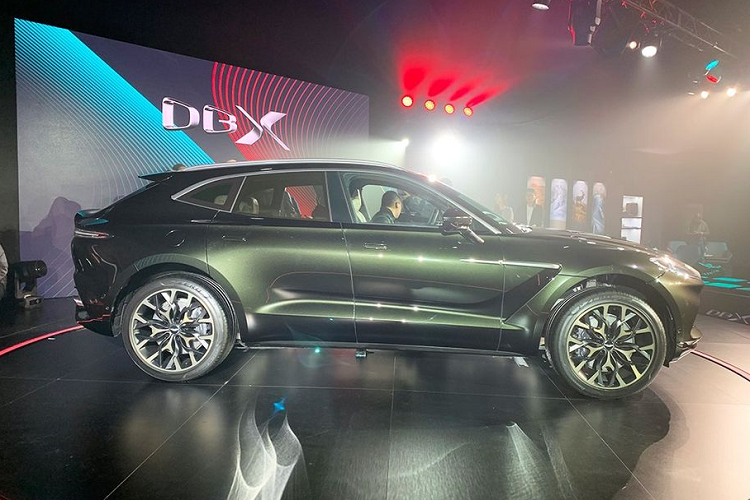 Về ngoại thất, Aston Martin DBX mang trong mình ADN thiết kế tổng thể đậm chất Aston Martin với những nếp gấp mềm mại và bộ lưới tản nhiệt hình "miệng cá" quen thuộc. Phần đầu xe, cụm đèn chiếu sáng dạng LED kết hợp với hai mang hút gió hai bên và dải đèn định vị bao ngoài khiến DBX dễ dàng thu hút mọi ánh nhìn.