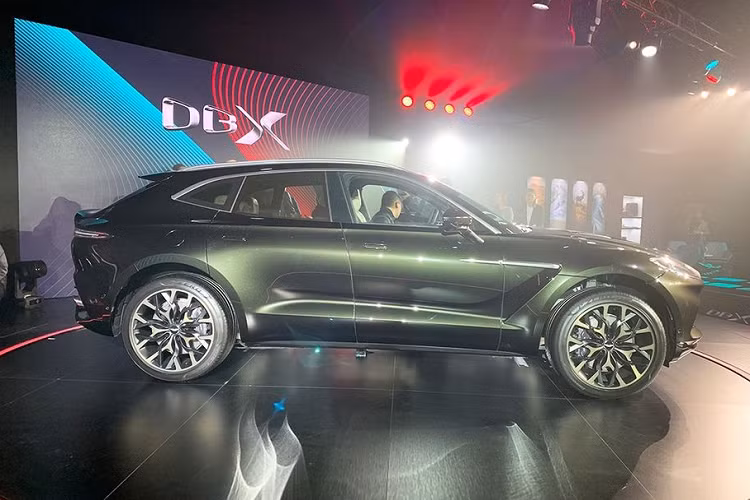 Về ngoại thất, Aston Martin DBX mang trong mình ADN thiết kế tổng thể đậm chất Aston Martin với những nếp gấp mềm mại và bộ lưới tản nhiệt hình "miệng cá" quen thuộc. Phần đầu xe, cụm đèn chiếu sáng dạng LED kết hợp với hai mang hút gió hai bên và dải đèn định vị bao ngoài khiến DBX dễ dàng thu hút mọi ánh nhìn.