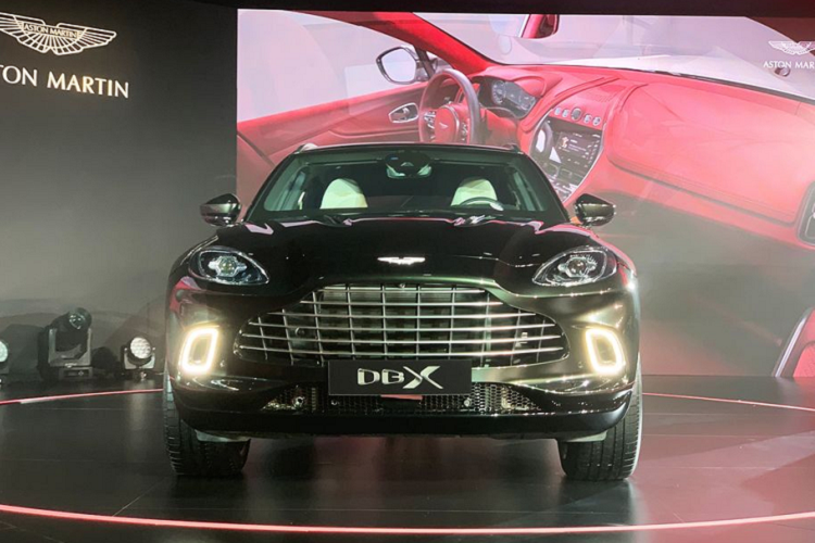 Aston Martin DBX 2020 mới là mẫu xe thứ tư trong Dự án Thế kỷ thứ hai mà Aston Martin đề ra vào năm 2015. Dự án này nhằm thay đổi, hay nói đúng hơn là "lột xác" thương hiệu, đưa Aston Martin trở lại thời kỳ đỉnh cao. Đối với DBX, mẫu xe này đã và đang được hãng siêu xe nước Anh dồn rất nhiều kỳ vọng trong công cuộc đánh bại các đối thủ lớn như Lamborghini Urus, Bentley Bentayga và Porsche Cayenne Turbo S...