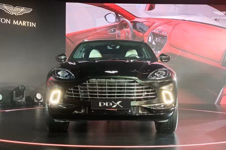 Aston Martin DBX 2020 mới là mẫu xe thứ tư trong Dự án Thế kỷ thứ hai mà Aston Martin đề ra vào năm 2015. Dự án này nhằm thay đổi, hay nói đúng hơn là "lột xác" thương hiệu, đưa Aston Martin trở lại thời kỳ đỉnh cao. Đối với DBX, mẫu xe này đã và đang được hãng siêu xe nước Anh dồn rất nhiều kỳ vọng trong công cuộc đánh bại các đối thủ lớn như Lamborghini Urus, Bentley Bentayga và Porsche Cayenne Turbo S...