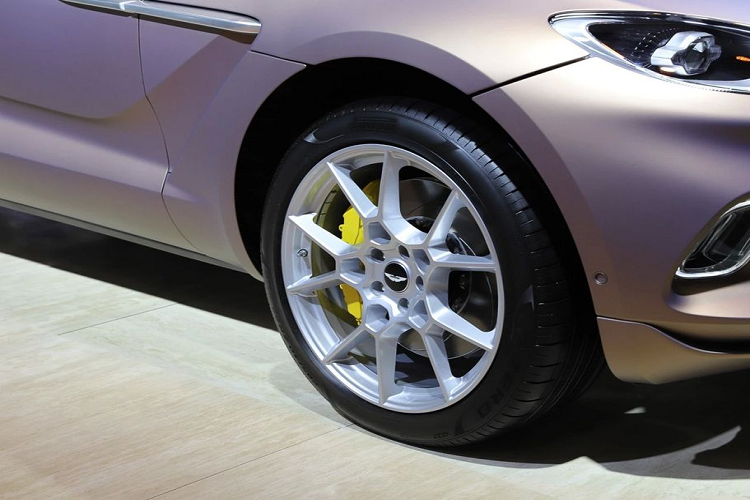 Bên cạnh đó, sự sang trọng và tinh tế của DBX còn tới từ các vật liệu cấu thành nên khoang nội thất này. Theo đó, khoang cabin của DBX được cấu tạo chủ yếu từ da thượng hạng, da lộn Alcantara, gỗ tự nhiên, kim loại phay xước... bạn sẽ khó có thể kiếm ra một chi tiết bằng nhựa nào trong cabin xe.