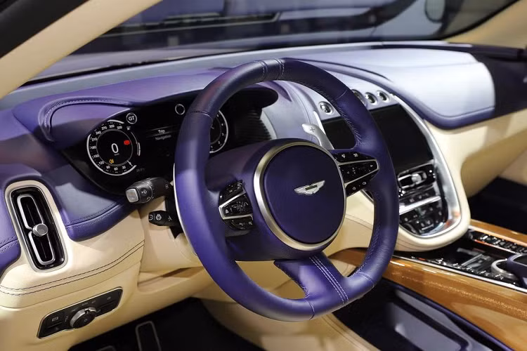 Bước vào không gian cabin, hãng siêu xe Aston Martin một lần nữa không làm các fan thất vọng khi mang tới cho DBX một không gian quá đỗi nuột nà và sang trọng. Ngay trước ghế người lái là vô lăng ba chấu bọc da với lẫy chuyển sổ trên vô lăng.