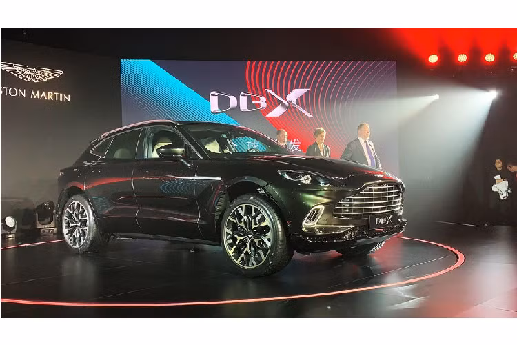 Theo đó, siêu SUV Aston Martin mới đây vừa bất ngờ mang mẫu SUV đầu tiên của hãng, mẫu DBX tới ra mắt tại thị trường Trung Quốc. Đặc biệt, mẫu DBX đang được trưng bày mang hai màu sơn vô cùng độc đáo, màu xanh lá Minotaur Green và tím đồng Satin Solar Bronze. Dự kiến, xe sẽ sớm được bán ra để phục vụ giới nhà giàu của "Đất nước tỷ dân".