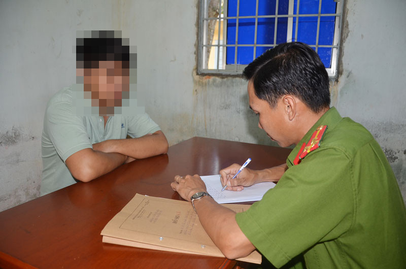 Tuy nhiên, khi làm việc, L. khai vào tối 16/7 anh ta đang ở Ninh Bình. Quá trình xác minh cho thấy lời khai của L. là đúng. Thời điểm này, tổ rà soát camera đã tìm được một đoạn băng ghi lại cảnh anh D. chở một thanh niên lạ mặt đi vào con đường dẫn tới nghĩa trang thôn Bầu, sau đó, chiếc xe của nạn nhân đã quay ra, lúc này người thanh niên ngồi sau đã cầm lái. (Ảnh minh họa, nguồn internet)