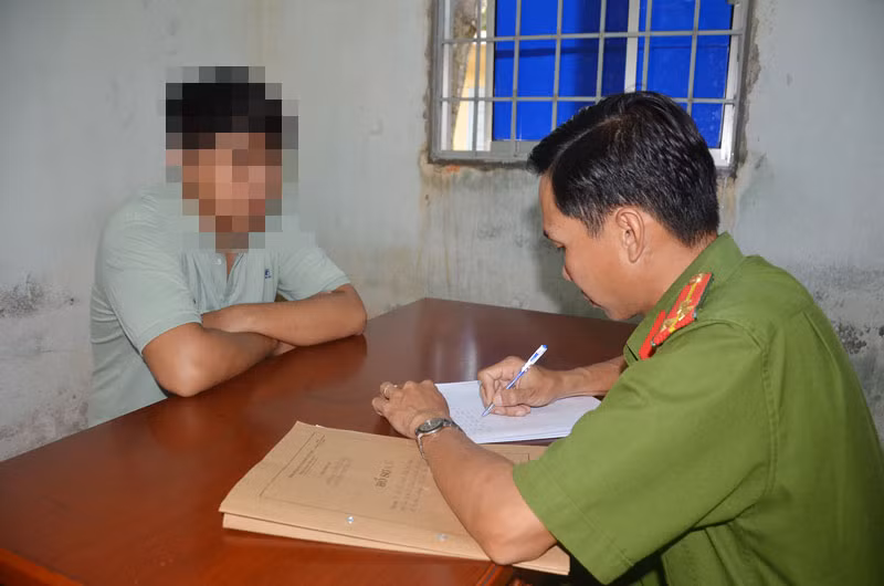 Tuy nhiên, khi làm việc, L. khai vào tối 16/7 anh ta đang ở Ninh Bình. Quá trình xác minh cho thấy lời khai của L. là đúng. Thời điểm này, tổ rà soát camera đã tìm được một đoạn băng ghi lại cảnh anh D. chở một thanh niên lạ mặt đi vào con đường dẫn tới nghĩa trang thôn Bầu, sau đó, chiếc xe của nạn nhân đã quay ra, lúc này người thanh niên ngồi sau đã cầm lái. (Ảnh minh họa, nguồn internet)