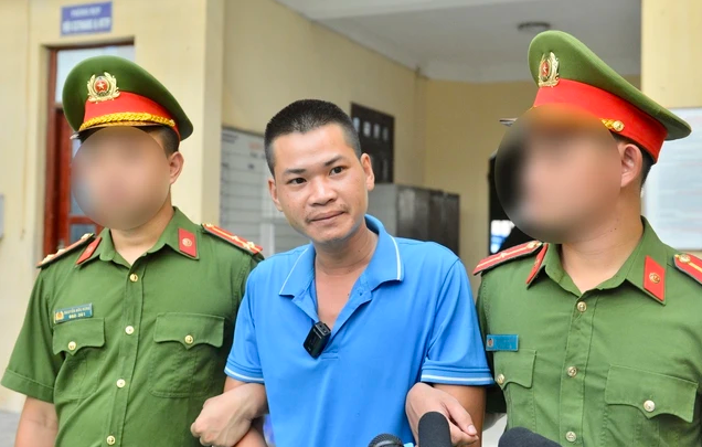 Tại cơ quan điều tra, biết không thể chối cãi, Công khai, do cần tiền ăn tiêu nên nảy sinh ý định cướp tài sản của lái xe ôm. Tối 16/7, gã chuẩn bị một con dao rồi bắt xe buýt từ Đông Anh sang bến xe Mỹ Đình. Khoảng gần 21h cùng ngày, thấy anh D. mặc quần áo xe ôm công nghệ đứng một mình, Công gọi thuê chở về xã Nam Hồng (Đông Anh) với giá 100 nghìn đồng. Do có ý đồ từ trước, Công đã "điều" anh D. vào khu vực gần nghĩa trang thôn Bầu (Kim Chung). Khi hai người đi vào còn đường vắng, Công bảo anh D. dừng xe rồi lấy dao tấn công anh D. khiến nạn nhân không kịp chống đỡ. 