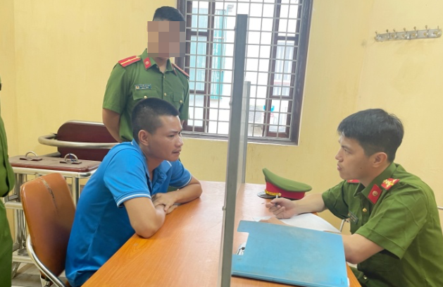 Biết anh D. đã chết, Công lục lọi lấy đi điện thoại, giấy tờ và chiếc xe máy của nạn nhân rồi rời khỏi hiện trường. Trên đường tẩu thoát, Công vứt điện thoại của anh D. xuống mương nước ở thôn Võng La (Đông Anh). Con dao hung khí thì được đối tượng cất giấu tại nhà. Trên đường đi, gã đến nhà một người quen chơi, sau đó di chuyển đến các khu vực khác nhau. Tới khi trở về nhà tại Kim Chung thì Công bị phát hiện, bắt giữ. Với tội ác khó dung thứ của mình, rồi đây Công sẽ phải nhận một bản án thích đáng từ pháp luật. 