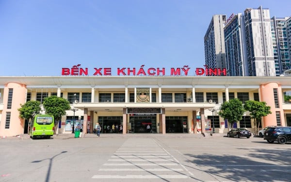 Bằng các biện pháp nghiệp vụ, Công an Hà Nội tìm ra điểm đón khách của anh D. vào tối 16/7 là tại bến xe Mỹ Đình (Nam Từ Liêm, Hà Nội). Vào thời điểm trên, anh D. có chở một thanh niên từ khu vực đường Phạm Hùng về phía cầu Thăng Long, sau đó rẽ vào địa phận xã Kim Chung. Trong số nhiều đối tượng được gọi hỏi, công an để ý một người tên L. L từng có tiền án về ma túy, gã mới ra tù, không có công ăn việc làm, nhưng lại mới mua xe máy, thời gian gần đây thường tụ tập nhậu nhẹt, hát hò. Đặc biệt, có nguồn tin cho biết, L vẫn sử dụng ma túy và địa điểm để gã "phê pha" là khu vực nghĩa trang thôn Bầu, nơi vụ án xảy ra. (Ảnh minh họa, nguồn internet) 