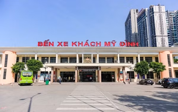 Bằng các biện pháp nghiệp vụ, Công an Hà Nội tìm ra điểm đón khách của anh D. vào tối 16/7 là tại bến xe Mỹ Đình (Nam Từ Liêm, Hà Nội). Vào thời điểm trên, anh D. có chở một thanh niên từ khu vực đường Phạm Hùng về phía cầu Thăng Long, sau đó rẽ vào địa phận xã Kim Chung. Trong số nhiều đối tượng được gọi hỏi, công an để ý một người tên L. L từng có tiền án về ma túy, gã mới ra tù, không có công ăn việc làm, nhưng lại mới mua xe máy, thời gian gần đây thường tụ tập nhậu nhẹt, hát hò. Đặc biệt, có nguồn tin cho biết, L vẫn sử dụng ma túy và địa điểm để gã "phê pha" là khu vực nghĩa trang thôn Bầu, nơi vụ án xảy ra. (Ảnh minh họa, nguồn internet) 