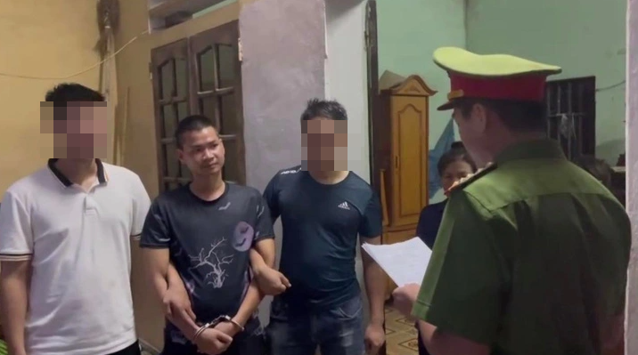 Qua làm việc với một nhân chứng khác tại Mê Linh, Công an cũng nhận được xác nhận về người giống Công, đi chiếc xe máy như miêu tả xuất hiện vào tối 16/7 tại khu vực trên. Công là đối tượng có tiền án, không công ăn việc làm ổn định và nghiện ma túy. Rất trùng khớp, Công sinh sống ở thôn Nhuế (Kim Chung, Đông Anh, Hà Nội), gần sát với hiện trường vụ án. Lệnh bắt giữ khẩn cấp Công được Công an Hà Nội thực hiện nhanh chóng. Nghi phạm tra tay vào còng khi đang lẩn trốn tại nhà riêng.