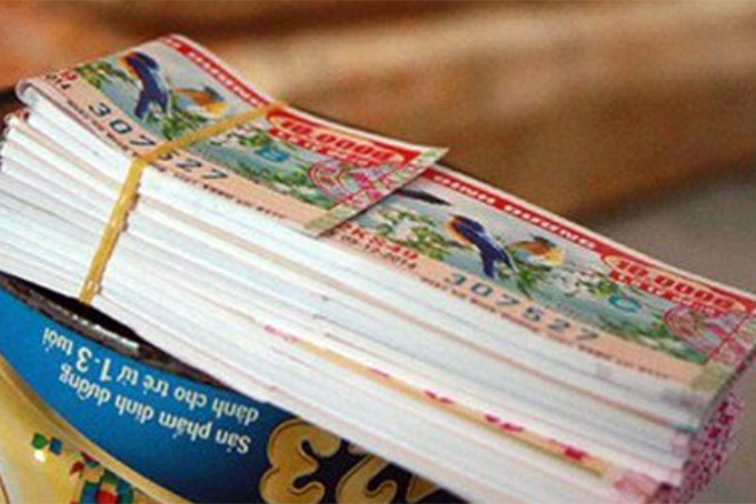 Tại căn nhà xảy ra án mạng, phát hiện một phiếu khám bệnh và toa thuốc của Bệnh viện đa khoa tỉnh Tiền Giang đề ngày 31/1/2006, chẩn đoán Thành bị bỏng bàn chân trái. Thông tin từ bệnh viện cho biết, Thành đến khám vào chiều 31/1, khai với bác sĩ bị bỏng nước sôi. Chiều 1/2/2006, nhiều người thấy Thành khập khiễng. Lực lượng phá án lập tức được chia ra nhiều mũi nhanh chóng truy tìm Thành. Cũng từ nguồn tin quần chúng, xế chiều mùng 3 Tết Bính Tuất, nhiều người nhìn thấy cô gái bán vé số qua lại ngang nhà Thành. Sau đó, đài truyền hình thông báo tìm một cô gái tên Võ Thị Hồng Phúc (SN 1983, ngụ xã Xuân Đông, huyện Chợ Gạo, Tiền Giang) bị mất tích từ ngày 31/1/2006. (Ảnh minh họa, nguồn internet) 