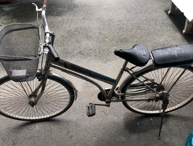 Có một thông tin rất đáng chú ý, năm 2005, Thành trộm chiếc xe đạp bị bắt quả tang. Thấy hoàn cảnh mồ côi, mới vi phạm lần đầu nên bà con trong khu phố thống nhất không đề nghị đưa Thành đi giáo dục. Khoảng 22h đêm 2/2/2006, quần chúng phát hiện một thanh niên mắt chột, chân đi cà nhắc tại một quán cà phê trên đường ra cảng cá ở P2, TP.Mỹ Tho liền báo công an bắt giữ và đưa về trụ sở. Với những chứng cứ thu thập được, Thành đã thú nhận ra tay giết chết chị Phúc, đốt xác nạn nhân để cướp tài sản. (Ảnh minh họa, nguồn internet) 