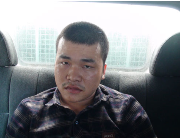 Bên cạnh việc xác định manh mối qua số điện thoại, Công an tỉnh Tiền Giang cũng xác định được một đối tượng trú tại huyện Chợ Gạo có nhiều điểm nghi vấn. Đó là Nguyễn Hoài Nam, SN 1994, ngụ ấp Long Thạnh, xã Long Bình Điền, huyện Chợ Gạo, tỉnh Tiền Giang. Nam đã từng bỏ nhà đi bụi từ năm 10 tuổi, lang bạt khắp các nơi như Bình Dương, Sài Gòn, Đồng Nai… Sau một thời gian dài biến mất khỏi quê hương, bất ngờ vài tháng gần đây Nam trở về. Nhưng sau thời điểm xảy ra các vụ án kinh hoàng trên, không ai còn thấy Nam xuất hiện ở Tiền Giang nữa.