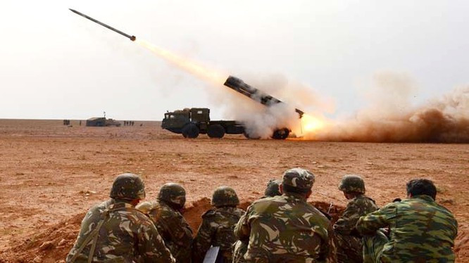 BM-30 Smerch có các ưu điểm như tầm bắn xa, uy lực lớn, độ chính xác cao hơn rất nhiều so với những người tiền nhiệm bao gồm BM-27 Uragan hay BM-21 Grad.