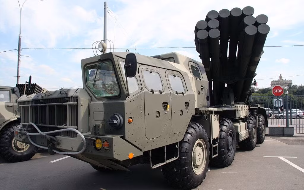 Hỏa lực khủng khiếp của các tổ hợp pháo phản lực phóng loạt BM-30 Smerch được nhận định là đủ sức thay thế các loạt bom được ném đi từ chiến đấu cơ của Không quân Nga.